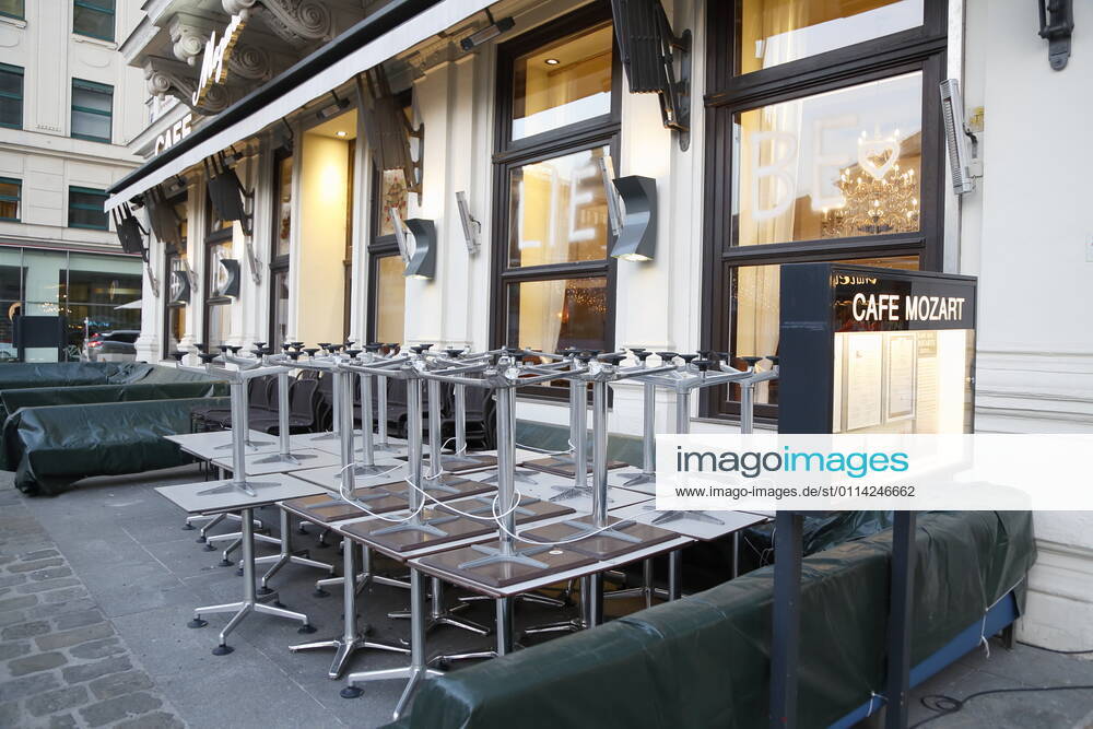 Coronas Stuation in Wien Wien, Innere Stadt, 25.02.2021 Corona-Pandemie, Corona, Corona-Virus, CoV 2, Covid 19, Sars, Virus, Virusinfektion, Pandemie, CoronakriseKrise, Viruserkrankung, Coronavirus, SARS-CoV-2 Gastgarten, Schanigarten, Cafe Mozart, Wiener Kaffehaus, geschlossen, Gastronomie, Gastgewerbe, geschlossen, Wirtschaftskrise, Wirtschaftflaute, Restaurant, Gastronomie, Gasthäuser, Gasthaus, Gaststätte, Bar, geschlossene Lokale, geschlossenes Restaurant, zu, Tische, Stühle, gestapelte Wien Austria