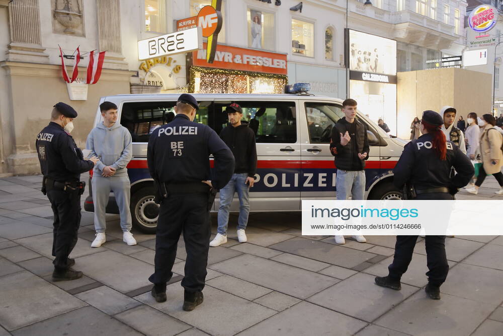 Coronas Stuation in Wien Wien, Innere Stadt, 25.02.2021 Corona-Pandemie, Corona, Corona-Virus, CoV 2, Covid 19, Sars, Virus, Virusinfektion, Pandemie, CoronakriseKrise, Viruserkrankung, Coronavirus, SARS-CoV-2 Polizei, Anhaltung, Kärntnerstraße, Peronalien aufnehmen, Polizeieinsatz Wien Austria
