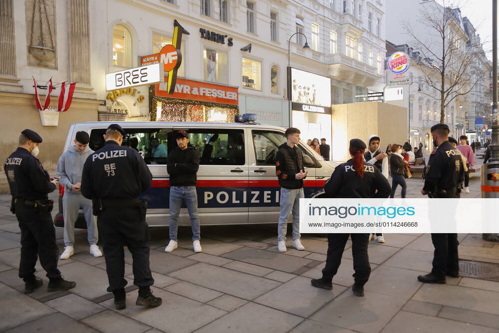 Coronas Stuation in Wien Wien, Innere Stadt, 25.02.2021 Corona-Pandemie, Corona, Corona-Virus, CoV 2, Covid 19, Sars, Virus, Virusinfektion, Pandemie, CoronakriseKrise, Viruserkrankung, Coronavirus, SARS-CoV-2 Polizei, Anhaltung, Kärntnerstraße, Peronalien aufnehmen, Polizeieinsatz Wien Austria