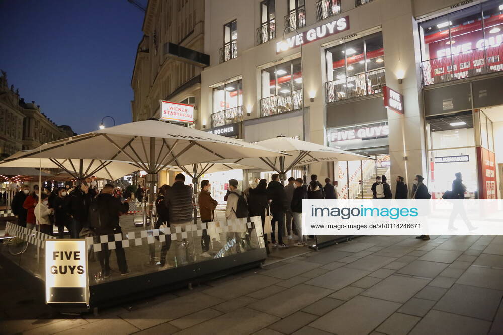 Coronas Stuation in Wien Wien, Innere Stadt, 25.02.2021 Corona-Pandemie, Corona, Corona-Virus, CoV 2, Covid 19, Sars, Virus, Virusinfektion, Pandemie, CoronakriseKrise, Viruserkrankung, Coronavirus, SARS-CoV-2 Menschenschlange vor FIVE GUYS Shop am Graben Take Away, Selbstabholung, Abholen Wien Austria