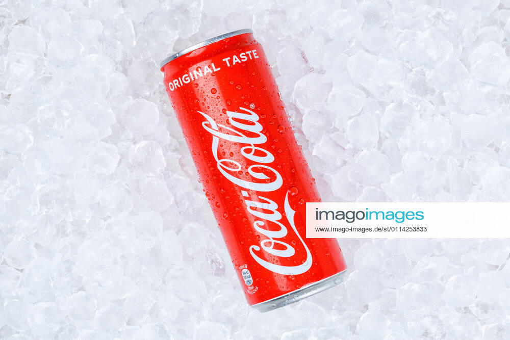 Stuttgart, Deutschland - 17 Januar 2021: Coca Cola Coca-Cola Limonade Softdrink Getränk in Dose Eis Eiswürfel in Stuttgart in Deutschland