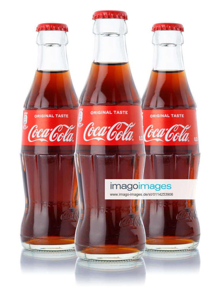 Stuttgart, Deutschland - 8 Januar 2021: Coca Cola Coca-Cola Limonade Softdrink Getränk Flasche Freisteller freigestellt isoliert vor einem weißen Hintergrund in Stuttgart in Deutschland