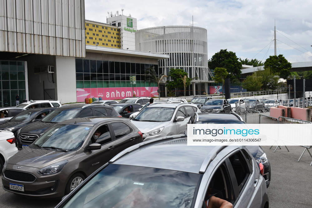 SÃO PAULO, SP - 27.02.2021: VACINAÇÃO CONTRA COVID19 SP - Vaccination of elderly people between 80 and 84 years against Covid-19, (Coronavirus) at the drive thru station of Anhembi, this Saturday (27). The City of São Paulo anticipated the vaccination of elderly people between 80 and 84 years of age in drive thru and AMAS posts in the capital. In the photo row of cars awaiting entry to the vaccination site. x2036819x RobertoxCasimiro