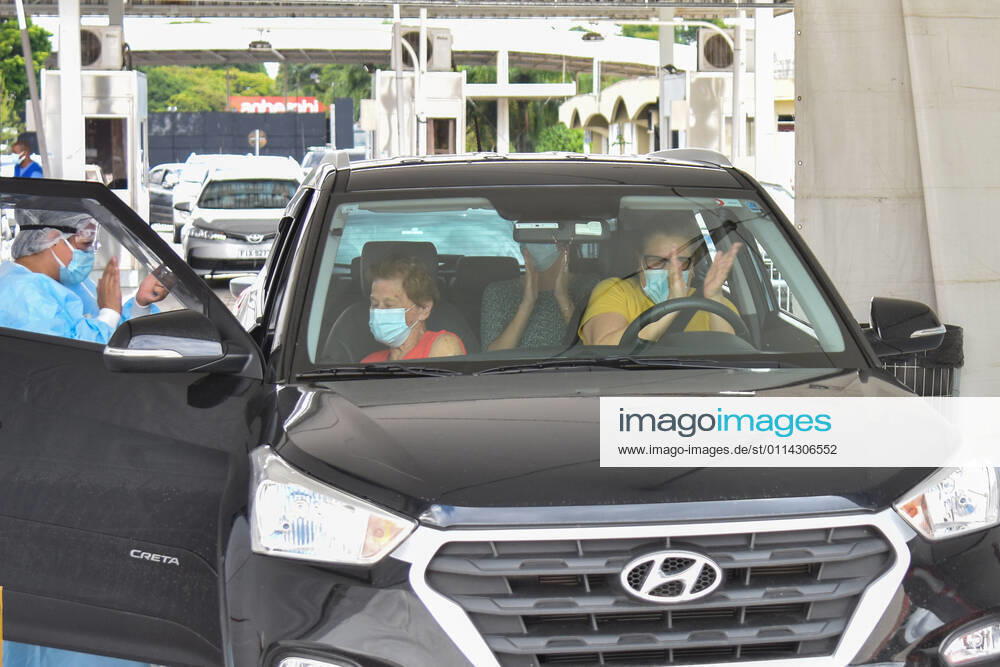 SÃO PAULO, SP - 27.02.2021: VACINAÇÃO CONTRA COVID19 SP - Vaccination of elderly people between 80 and 84 years against Covid-19, (Coronavirus) at the drive thru station of Anhembi, this Saturday (27). The City of São Paulo anticipated the vaccination of elderly people between 80 and 84 years of age in drive thru and AMAS posts in the capital. In the photo, the family celebrates after the elderly woman is vaccinated. x2036824x RobertoxCasimiro
