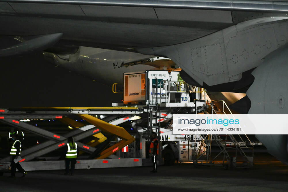 (210228) -- MEXICO CITY, Feb. 28, 2021 -- Staff members unload a temperature-controlled cargo container with COVID-19 vaccines from Chinese company Sinovac at Mexico International Airport in Mexico City, Mexico, Feb. 27, 2021. The second shipment of COVID-19 vaccines from Chinese company Sinovac arrived in Mexico City on Saturday. ) MEXICO-MEXICO CITY-CHINA-SINOVAC-VACCINE-ARRIVAL XinxYuewei