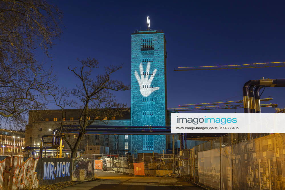 Internationaler Tag der Seltenen Erkrankungen. Bunt angestrahlte Bauwerke machen auf diese Krankheiten aufmerksam. Hier der Bahnhofsturm mit Bonatzbau. Der Hauptbahnhof Stuttgart beteiligt sich in diesem Jahr an der Aktion der Initiative Rare Disease Day. 28.02.2021: Deutschland, Baden-Württemberg, Stuttgart.