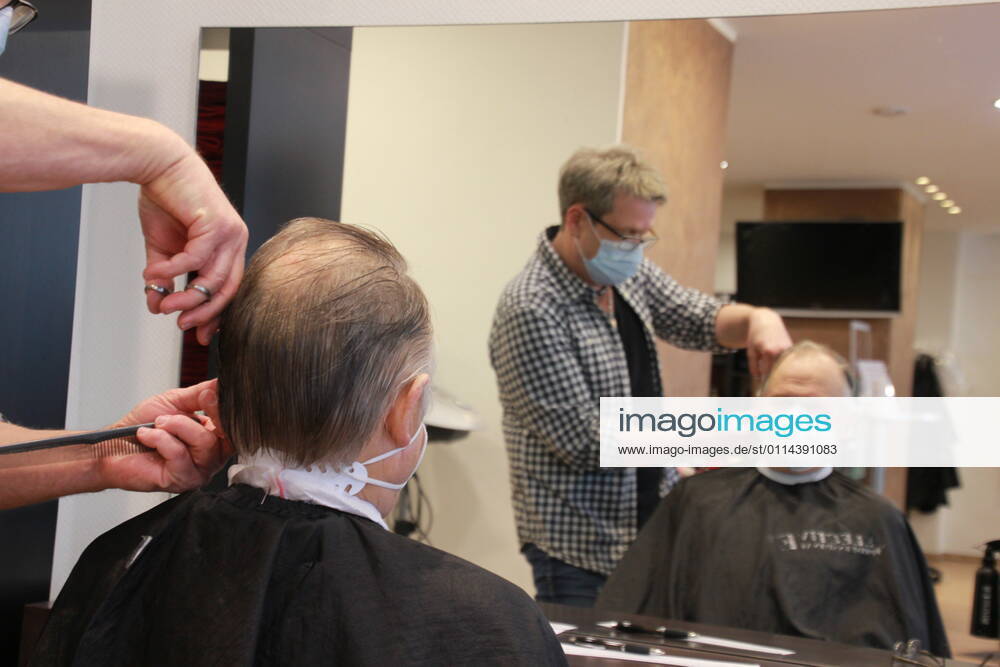 Friseure dürfen in Niedersachsen wieder Haare schneiden - Salzgitter Bundesweit dürfen Friseure ab heute wieder Haare schneiden, endlich kommt die Corona-Matte vom Kopf. Pünktlich um 8:00 scharren bereits die ersten ersten Kunden vor dem eingang mit den Hufen um einen der ersten Plätze auf dem Friseurstuhl zu ergattern. Martin Müller (Friseur aus Salzgitter-Bad) ist sichtlich froh das es endlich wieder losgehen kann. Das Telefon klingelt permanent und der Terminkalender ist bereits jetzt rappelvoll. Niedersachsen, Corona, Friseur, Friseurtermin, Covid, Pandemie, Deutschland, Bundesweit, Salzgitter, Harzvorland, Haare, Matte, Lockdown, Lockdownfrisur, Norddeutschland, Norddeutsch, Newst des Tages, Schere, Rasierer, Haare färben, Babe