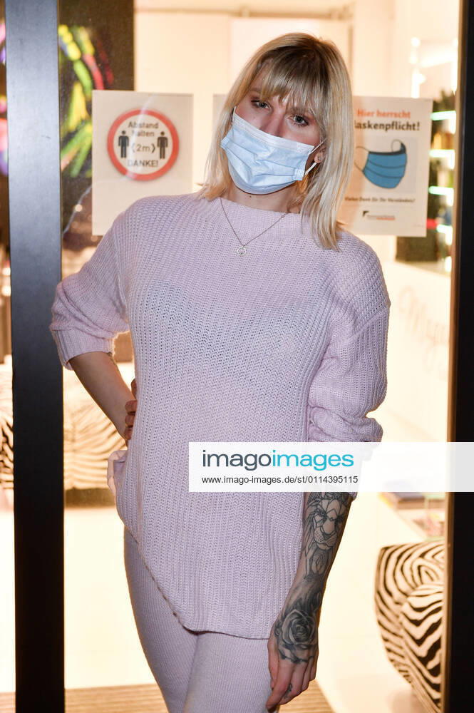 Arielle Rippegather nachts bei Magali Coiffeur am Kurfürstendamm nach Wiedereröffnung der Friseursalons nach Lockerungen des Corona-Lockdowns. Berlin