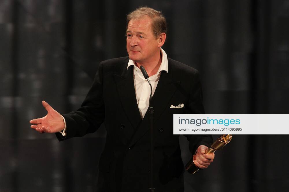 Deutscher Filmpreis 2010 Beste maennliche Hauptrolle Preistraeger Burghart Klaußner - Deutscher Filmpreis 2010 - Deutsche Filmakademie verleiht im Friedrichstadtpalast in Berlin.