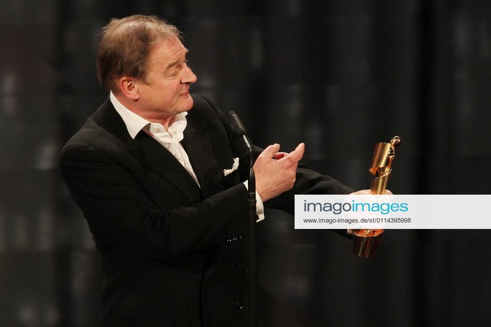 Deutscher Filmpreis 2010 Beste maennliche Hauptrolle Preistraeger Burghart Klaußner - Deutscher Filmpreis 2010 - Deutsche Filmakademie verleiht im Friedrichstadtpalast in Berlin.