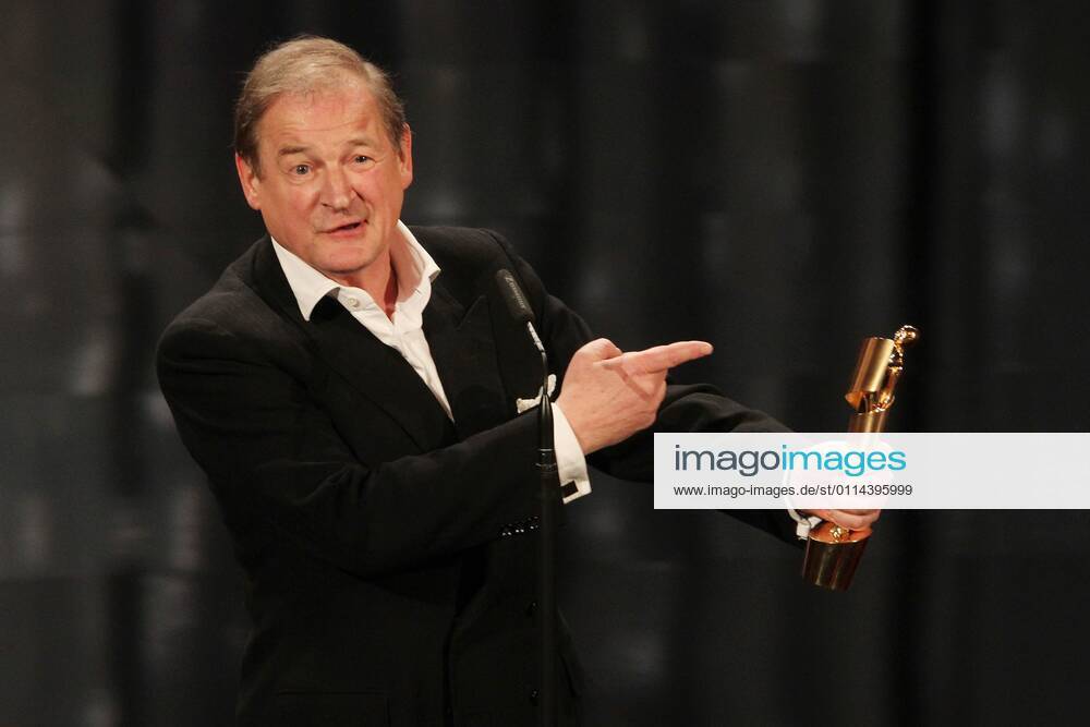 Deutscher Filmpreis 2010 Beste maennliche Hauptrolle Preistraeger Burghart Klaußner - Deutscher Filmpreis 2010 - Deutsche Filmakademie verleiht im Friedrichstadtpalast in Berlin.