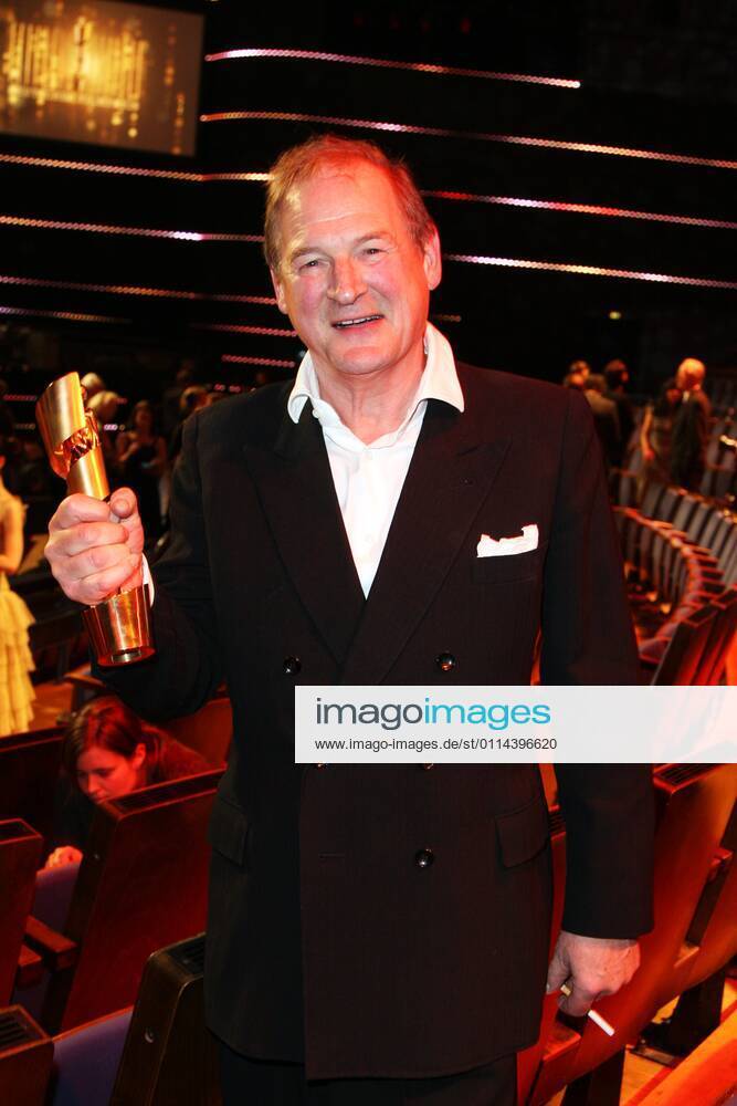 Deutscher Filmpreis 2010 Beste maennliche Hauptrolle Preistraeger Burghart Klaußner - Deutscher Filmpreis 2010 - Deutsche Filmakademie verleiht im Friedrichstadtpalast in Berlin.