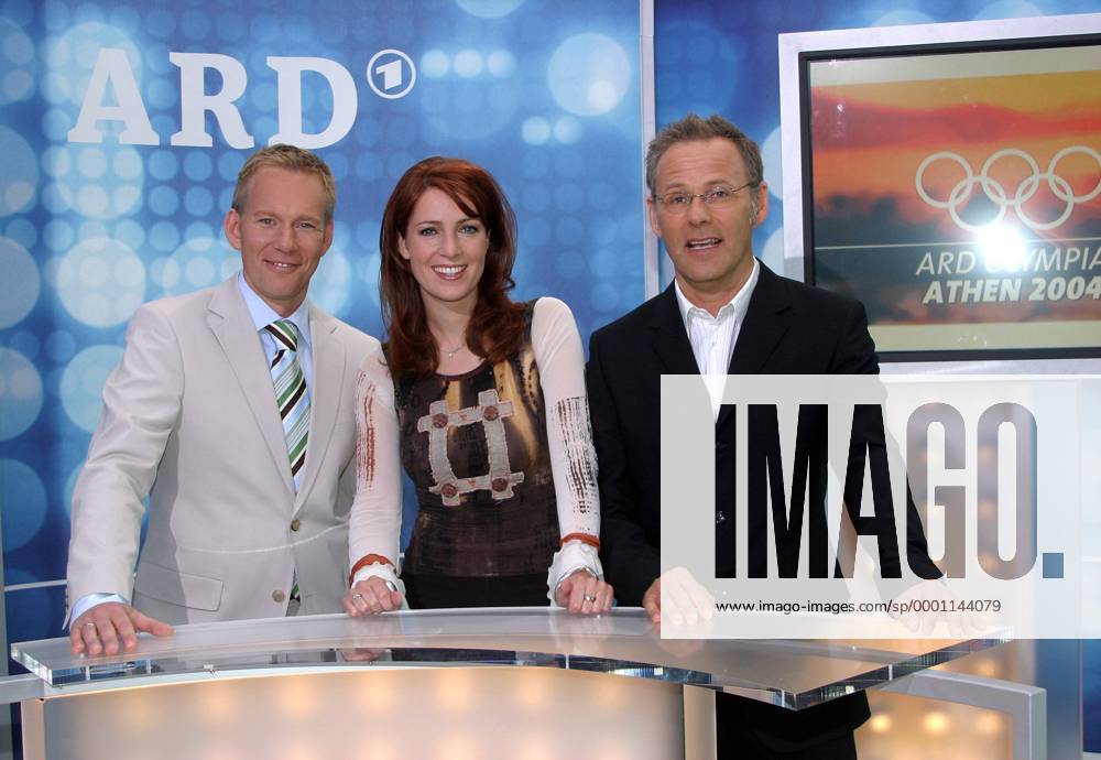 V.re.: Die Moderatoren Reinhold Beckmann, Monica Lierhaus (beide ARD) und Johannes B. Kerner (ZDF) werden von der Olympiade in Athen berichten OS Sommer Vorschau Olympische Spiele 2004, Vorstellung, Präsentation, Pressetermin Gruppe Shooting, Fotoshooting, Fototermin Hamburg, Sommerspiele
