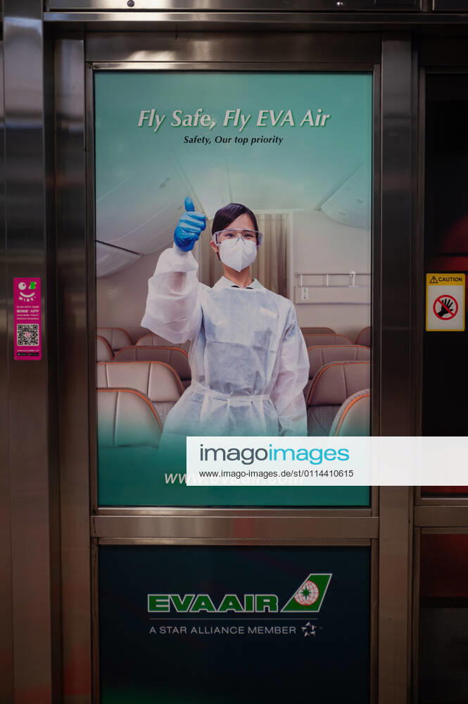 Singapur, Republik Singapur, Asien - Ein Werbeplakat am Bahnsteig eines MRT U-Bahnhofs wirbt inmitten der anhaltenden Corona-Krise (Covid-19) fuer sichere Flugreisen mit der taiwanesischen Fluggesellschaft EVA AIr.