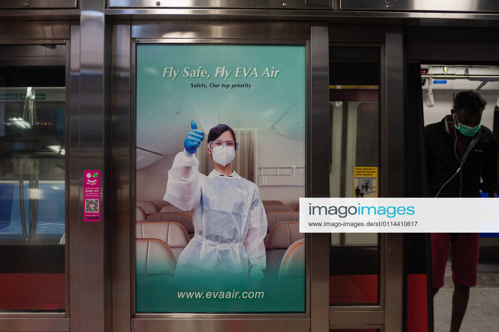 Singapur, Republik Singapur, Asien - Ein Werbeplakat am Bahnsteig eines MRT U-Bahnhofs wirbt inmitten der anhaltenden Corona-Krise (Covid-19) fuer sichere Flugreisen mit der taiwanesischen Fluggesellschaft EVA AIr.