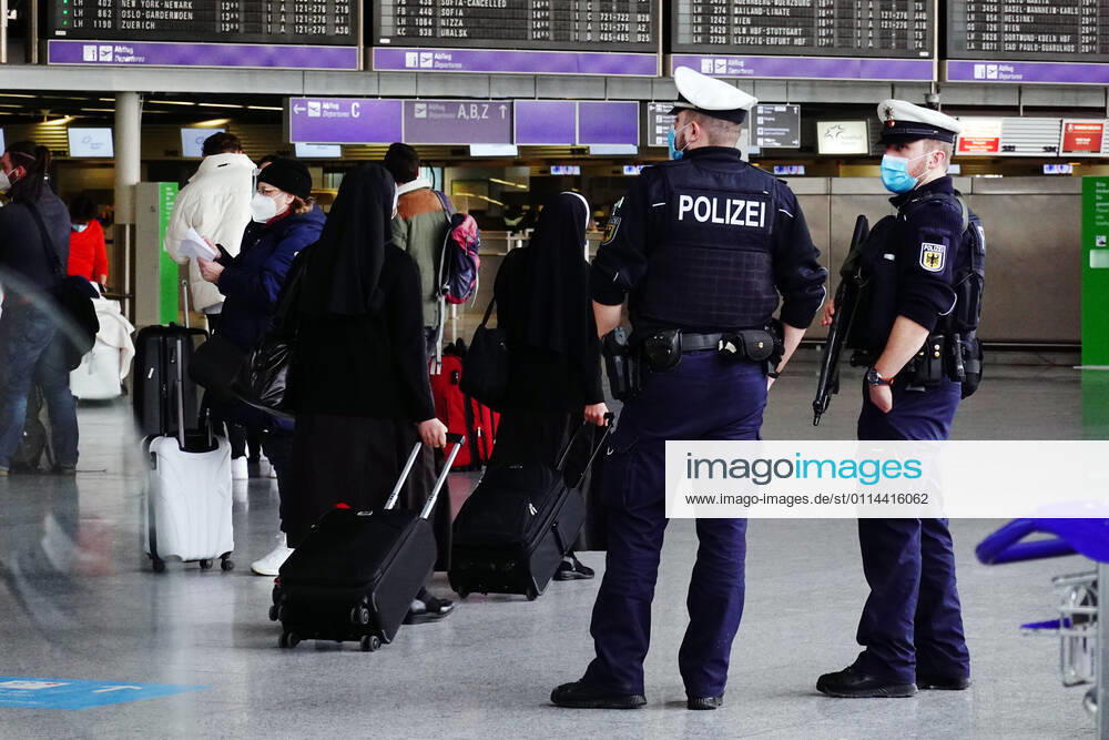 Frankfurt am Main, Hessen, GER - Polizisten ueberwachen im Terminal des Flughafen die Passagiere. (Abflughalle, Airport, Alltag, aufpassen, Beamte, Beruf, Berufswelt, bewachen, Bewachung, deutsch, Deutschland, Einsatz, Europa, europaeisch, Flughafen, Flughafenterminal, Flugpassagiere, Flugreisende, Frankfurt, Frankfurt am Main, Fraport, Gesellschaft, Hessen, innen, Innenaufnahme, Kaukasier, kaukasisch, Kontrolle, kontrollieren, Menschen, Nonnen, Objektschutz, Oeffentlicher Dienst, Ordensschwestern, Ordnung, Ordnungshueter, Passagiere, Personen, Personenschutz, Polizei, Polizisten, Praevention, QF, Querformat, Reise, Reisende, Rueckansicht, schuetzen, Schutz, Sicherheit, Sicherheitsbeamte, Streife, Terminal, Tourismus, ueberwache