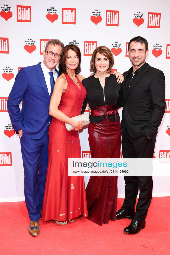 Gerit Kling mit Ehemann Wolfram Becker und Anja Kling mit Freund Oliver - Ein Herz fuer Kinder Gala in Berlin, Germany, am 03. Dezember 2016