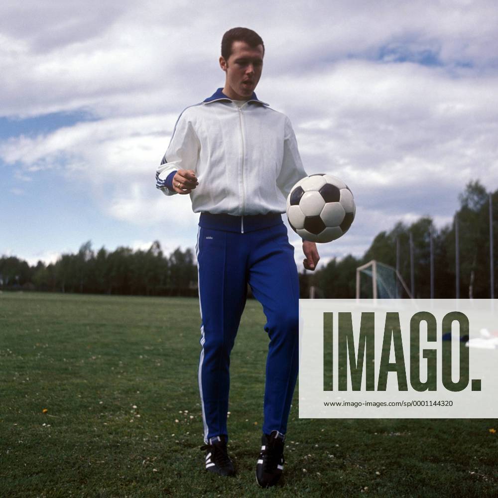 Franz Beckenbauer (BR Deutschland) am Ball Fußball Herren DEUTSCHSPRACHIGE SPORTZEITSCHRIFTEN UND -ZEITUNGEN NUR NACH RÜCKSPRACHE, Nationalmannschaft 1967 Einzelbild Aufnahmedatum geschätzt