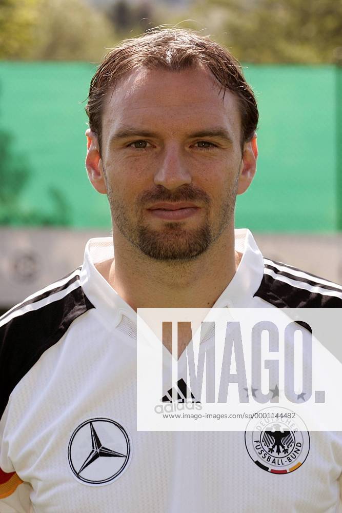 Jens Nowotny (Deutschland) Fußball EM Herren Vorschau Europameisterschaft 2004, Euro, Vorstellung, Präsentation, Pressetermin, Porträttermin Porträt