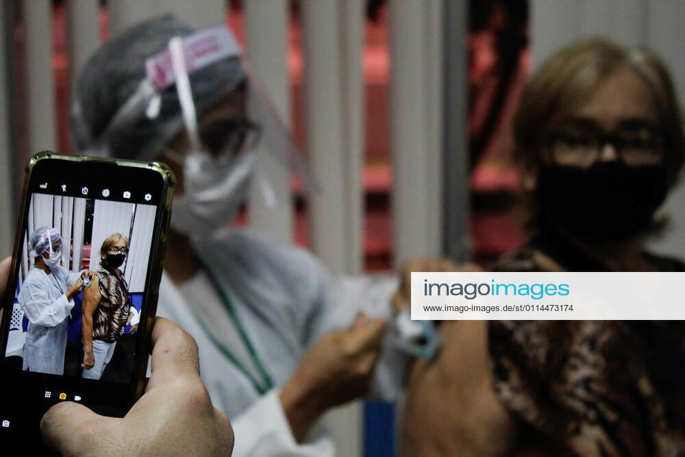 MANAUS, AM - 02.03.2021: VACINAÇÃO EM IDOSOS DE 68 ANOS EM MANAUS - Vaccination against Covid-19 in 68-year-olds, this Tuesday morning (2), at the State Center for Family Living, Father Pedro Vignola in the northern part of the city of Manaus (AM). x2038215x SandroxPereira