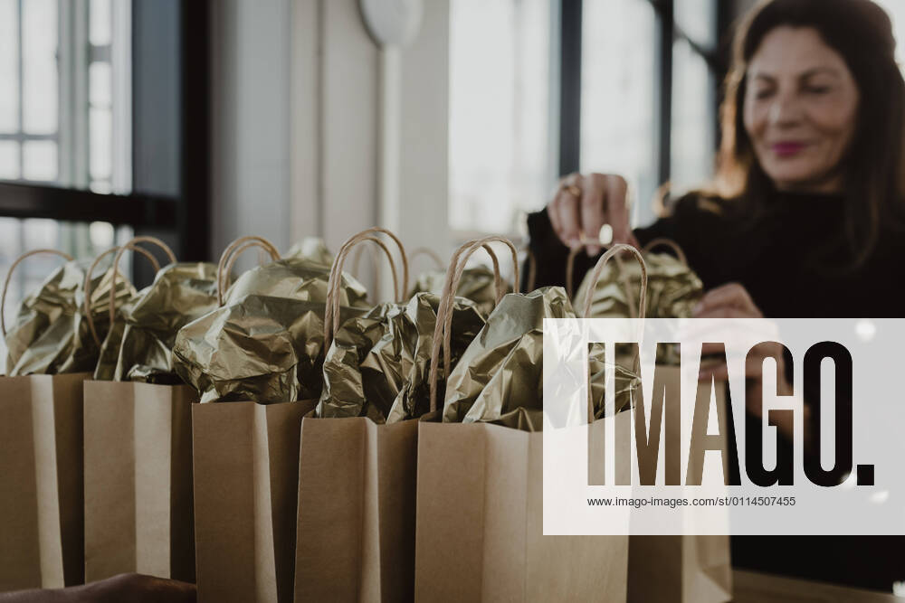 IMAGO Creative: Internationaler Frauenmonat, Gesundheit, Frauen in der Menopause IMAGO Creative: Kreative Renaissance -- der junge Entrepreneur Smiling female entrepreneur looking at gist in office Sweden, Stockholm, model released, property released