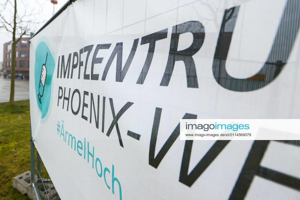 Aktuelles, Politik, Start der Coronaimpfung für Gruppe 2, Ärzte, Arzthelfer, Klinikpersonal, Lehrer, Erzieher, chronisch Kranke, Polizisten, Ein Banner macht auf das Impfzentrum aufmerksam. Dortmund Impfzentrum Phoenix-West NRW Deutschland xRHR-FOTO DEx