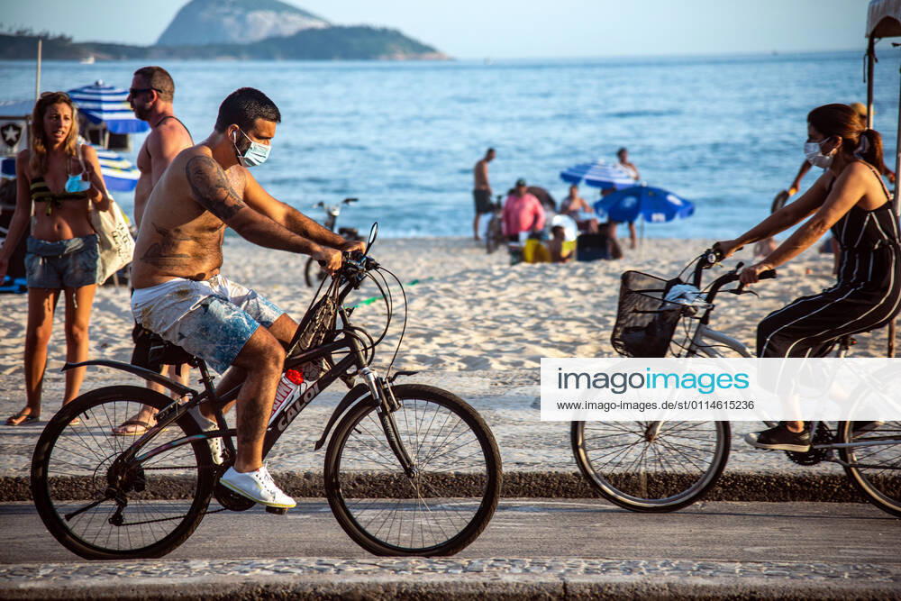 Rio amid COVID-19 RIO DE JANEIRO, RIO DE JANEIRO, BRAZIL, MAR 04: NEW RESTRICTIONS IN TOWN - The city hall has enacted new restrictions to contain the increase in cases of COVID-19 in town. Beach bars, beach food and drink vendors and stalls are prohibited. Man with mask riding a bike at Leblon Beach on March 04, 2021. ( Photo by Chico Ferreira Penta Press ) Rio de Janeiro Brazil 6258_233489