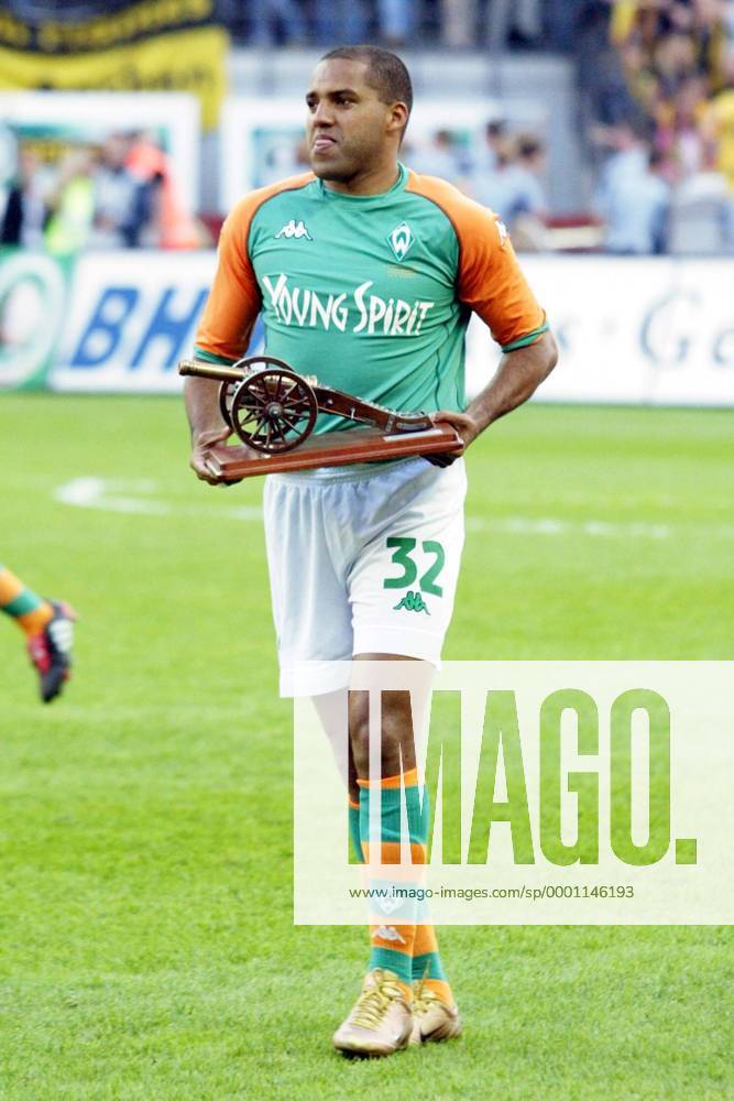 Ailton (Bremen) mit der Kicker-Torjägerkanone für den besten Torjäger der Saison Fußball 1. BL Herren Saison 2003 2004, SV Werder Bremen, Ehrung, Sportlerehrung, Auszeichnung, Sportlerauszeichnung Einzelbild Torschützenkönig Berlin