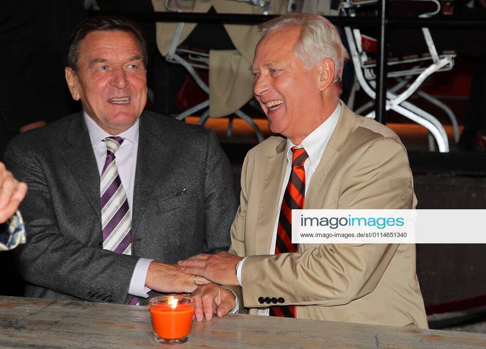 Uwe-Karsten Heye mit Gerhard Schroeder beim Vorwaerts Sommerfest der SPD in der Kulturbrauerei in in Berlin.