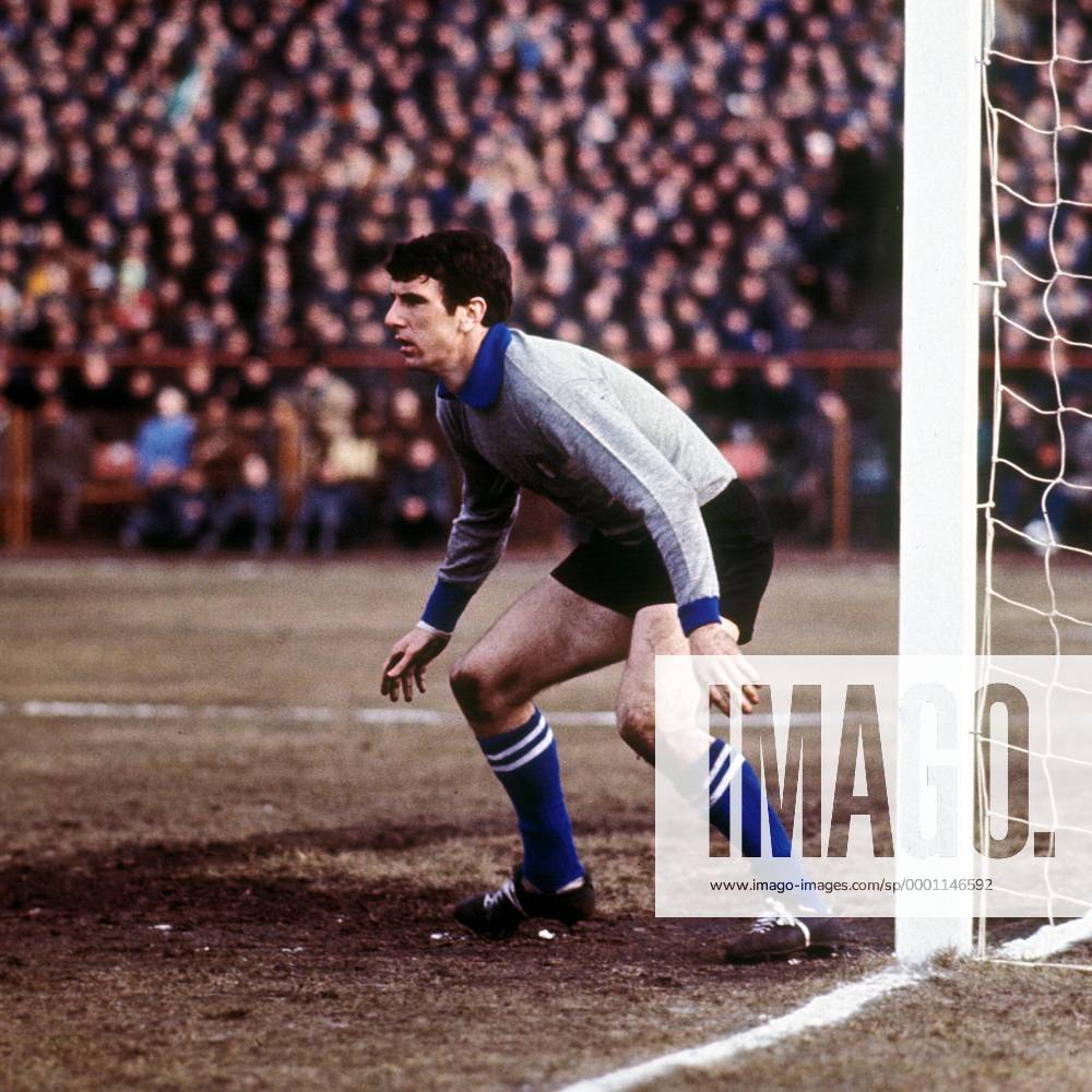 Torwart Dino Zoff (Italien) konzentriert Fußball Länderspiel Herren DEUTSCHSPRACHIGE SPORTZEITSCHRIFTEN UND -ZEITUNGEN NUR NACH RÜCKSPRACHE, Länderspiel 1969 Einzelbild Nationalmannschaft, Nationalteam, Nationaltrikot Neapel