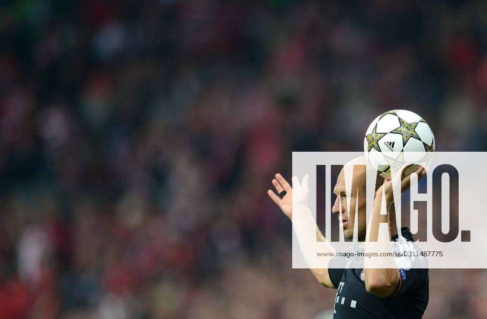 FUSSBALL CHAMPIONS LEAGUE SAISON 2012 2013 GRUPPENPHASE FC Bayern München - FC Valencia 19.09.2012 Einwurf von Arjen Robben (FC Bayern München)