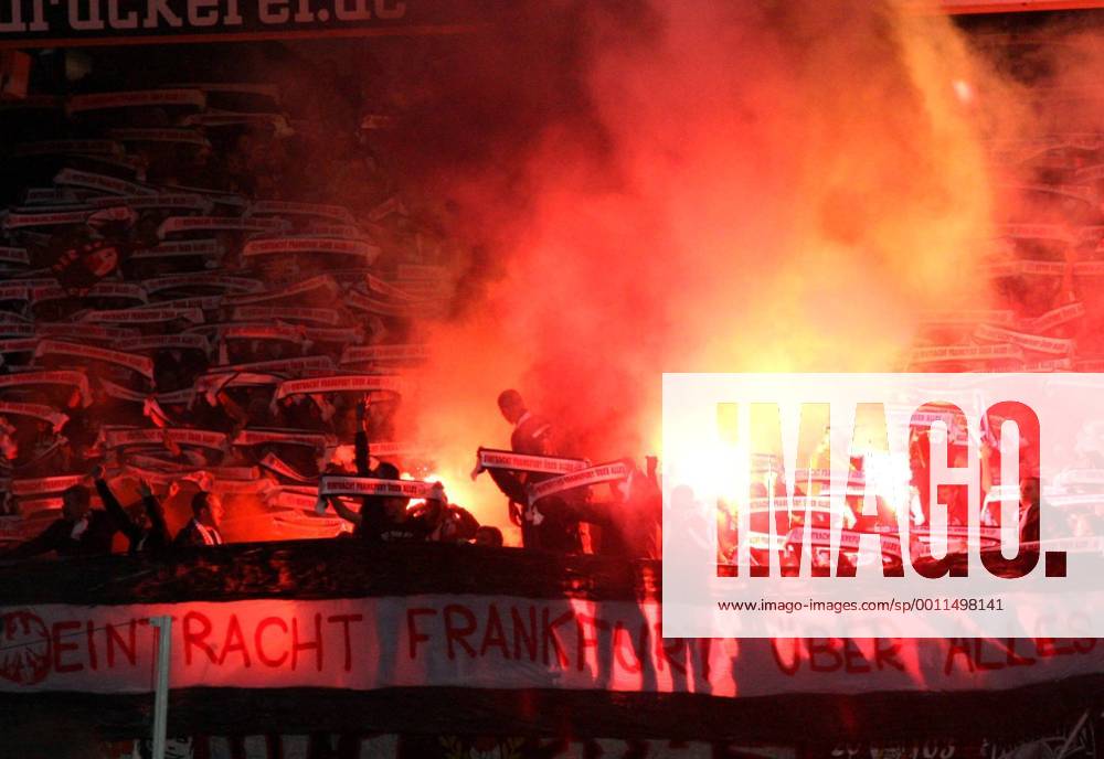 Fussball - Saison 2012 2013 - 1. Fussball - Bundesliga - 04. Spieltag: Eintracht Frankfurt - DaMa - Pyrotechnik Bengalfackeln im Frankfurter Gästeblock Fans