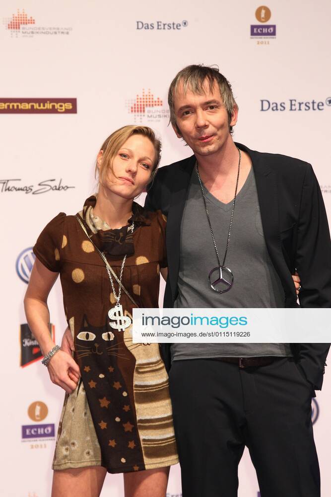 Rene Marik und Lana beim Echo 2011 - dem Deutschen Musikpreis am Roten Teppich in der Messe Berlin am Funkturm. Es ist der 20. Echo. 20 Jahre Echo.