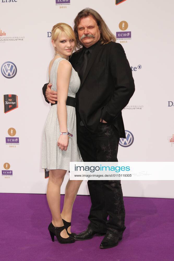Leslie Mandoki und Tochter Julia beim Echo 2011 - dem Deutschen Musikpreis am Roten Teppich in der Messe Berlin am Funkturm. Es ist der 20. Echo. 20 Jahre Echo.