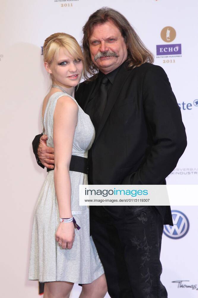Leslie Mandoki und Tochter Julia beim Echo 2011 - dem Deutschen Musikpreis am Roten Teppich in der Messe Berlin am Funkturm. Es ist der 20. Echo. 20 Jahre Echo.