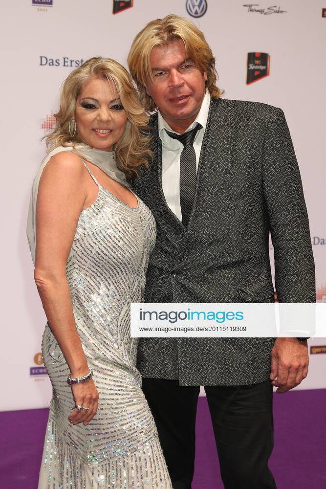 Saengerin Sandra und Mann beim Echo 2011 - dem Deutschen Musikpreis am Roten Teppich in der Messe Berlin am Funkturm. Es ist der 20. Echo. 20 Jahre Echo.