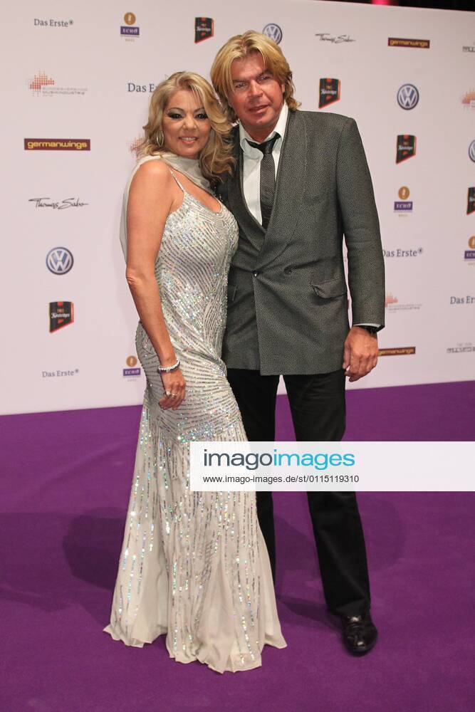 Saengerin Sandra und Mann beim Echo 2011 - dem Deutschen Musikpreis am Roten Teppich in der Messe Berlin am Funkturm. Es ist der 20. Echo. 20 Jahre Echo.
