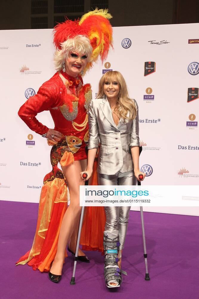 Mandy Grace Capristo Ex Monrose auf Kruecken und Olivia Jones beim Echo 2011 - dem Deutschen Musikpreis am Roten Teppich in der Messe Berlin am Funkturm. Es ist der 20. Echo. 20 Jahre Echo.