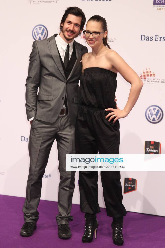 Stefanie Heinzmann und Begleitung beim Echo 2011 - dem Deutschen Musikpreis am Roten Teppich in der Messe Berlin am Funkturm. Es ist der 20. Echo. 20 Jahre Echo.