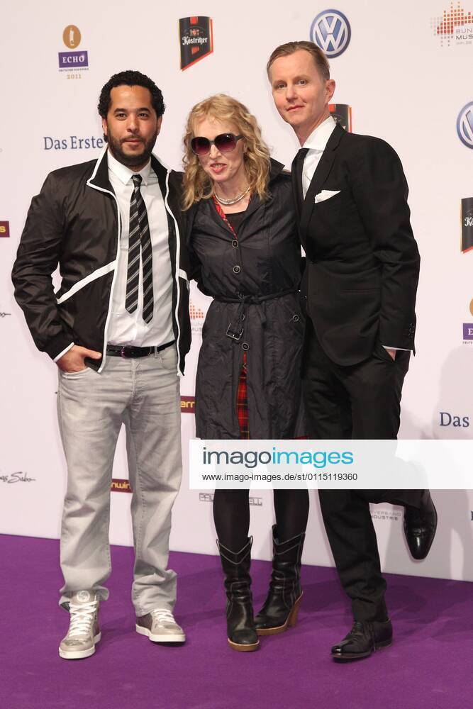 Adel Tawil, Annette Humpe und Max Raabe beim Echo 2011 - dem Deutschen Musikpreis am Roten Teppich in der Messe Berlin am Funkturm. Es ist der 20. Echo. 20 Jahre Echo.