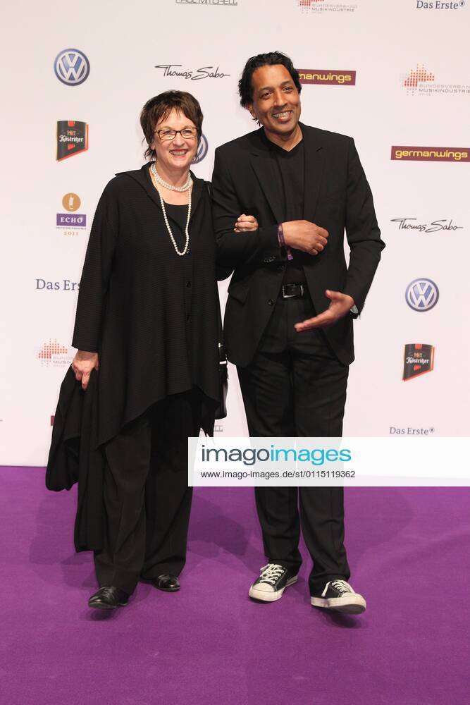 Annette Zypries und Cherno Jobatey beim Echo 2011 - dem Deutschen Musikpreis am Roten Teppich in der Messe Berlin am Funkturm. Es ist der 20. Echo. 20 Jahre Echo.