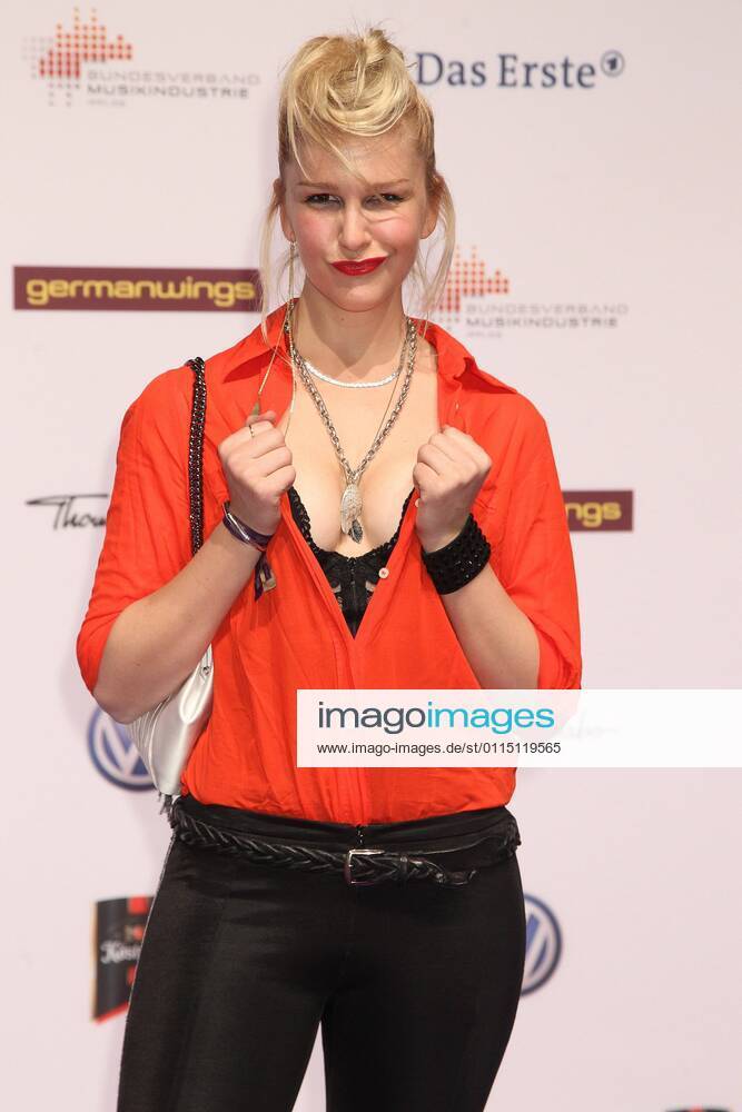 Esther Seibt beim Echo 2011 - dem Deutschen Musikpreis am Roten Teppich in der Messe Berlin am Funkturm. Es ist der 20. Echo. 20 Jahre Echo.