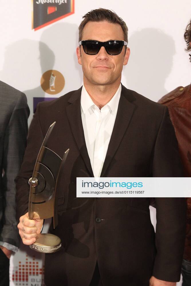 Preistraeger Take That mit Robbie Williams beim Echo 2011 - dem Deutschen Musikpreis an der Preistraeger Wand in der Messe Berlin am Funkturm. Es ist der 20. Echo. 20 Jahre Echo.
