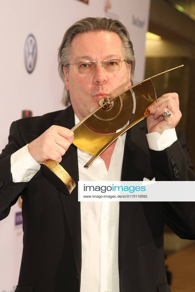 Gerd Gebhardt, Executive Producer Echo mit goldenem Echo beim Echo 2011 - dem Deutschen Musikpreis an der Preistraeger Wand in der Messe Berlin am Funkturm. Es ist der 20. Echo. 20 Jahre Echo.
