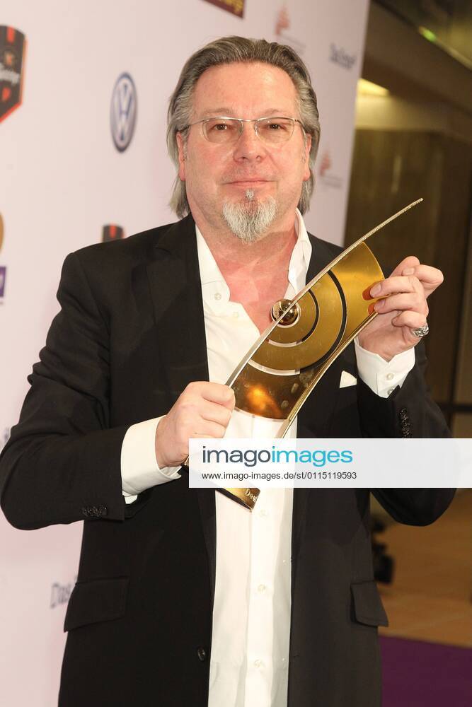 Gerd Gebhardt, Executive Producer Echo mit goldenem Echo beim Echo 2011 - dem Deutschen Musikpreis an der Preistraeger Wand in der Messe Berlin am Funkturm. Es ist der 20. Echo. 20 Jahre Echo.