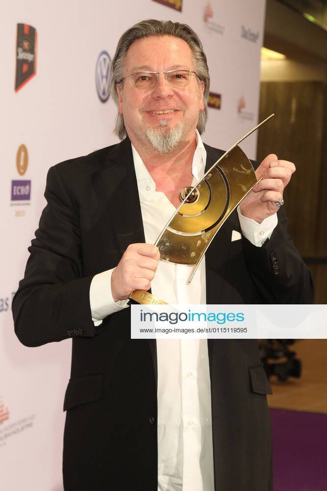 Gerd Gebhardt, Executive Producer Echo mit goldenem Echo beim Echo 2011 - dem Deutschen Musikpreis an der Preistraeger Wand in der Messe Berlin am Funkturm. Es ist der 20. Echo. 20 Jahre Echo.