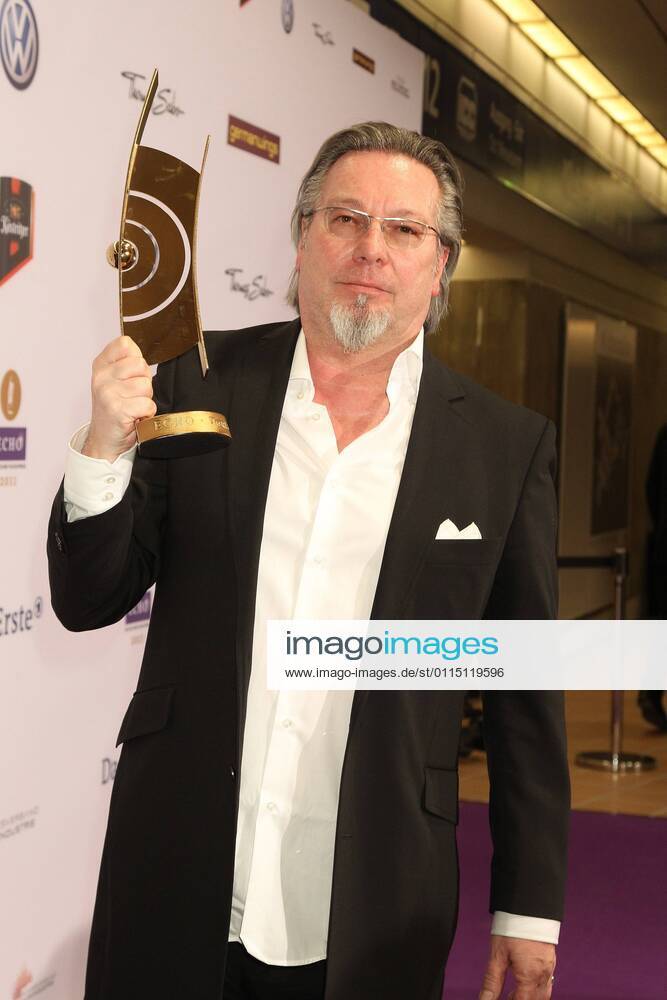 Gerd Gebhardt, Executive Producer Echo mit goldenem Echo beim Echo 2011 - dem Deutschen Musikpreis an der Preistraeger Wand in der Messe Berlin am Funkturm. Es ist der 20. Echo. 20 Jahre Echo.