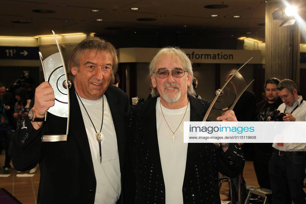 Preistraeger Amigos beim Echo 2011 - dem Deutschen Musikpreis an der Preistraeger Wand in der Messe Berlin am Funkturm. Es ist der 20. Echo. 20 Jahre Echo.