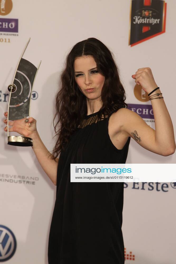 Preistraegerin Lena Meyer-Landrut beim Echo 2011 - dem Deutschen Musikpreis an der Preistraeger Wand in der Messe Berlin am Funkturm. Es ist der 20. Echo. 20 Jahre Echo.