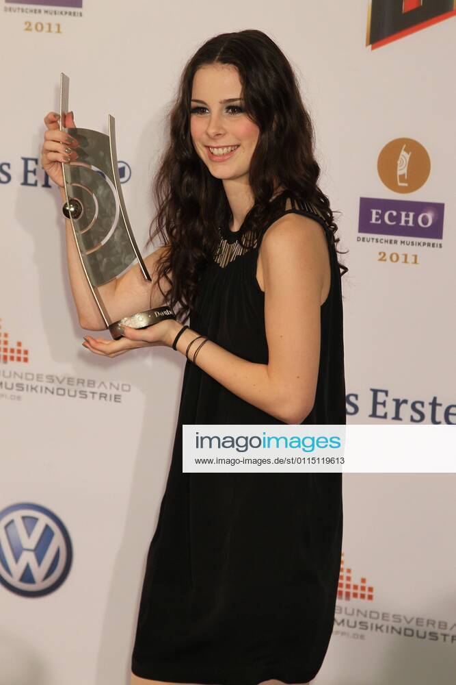 Preistraegerin Lena Meyer-Landrut beim Echo 2011 - dem Deutschen Musikpreis an der Preistraeger Wand in der Messe Berlin am Funkturm. Es ist der 20. Echo. 20 Jahre Echo.